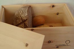 Zirbenbrot-Kasten im ansprechenden Design. Zirbenbrot-Kasten im ansprechenden Design.