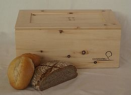 Zirbenbrotkasten mit unbehandelter Holzoberfläche. Zirbenbrotkasten mit unbehandelter Holzoberfläche.